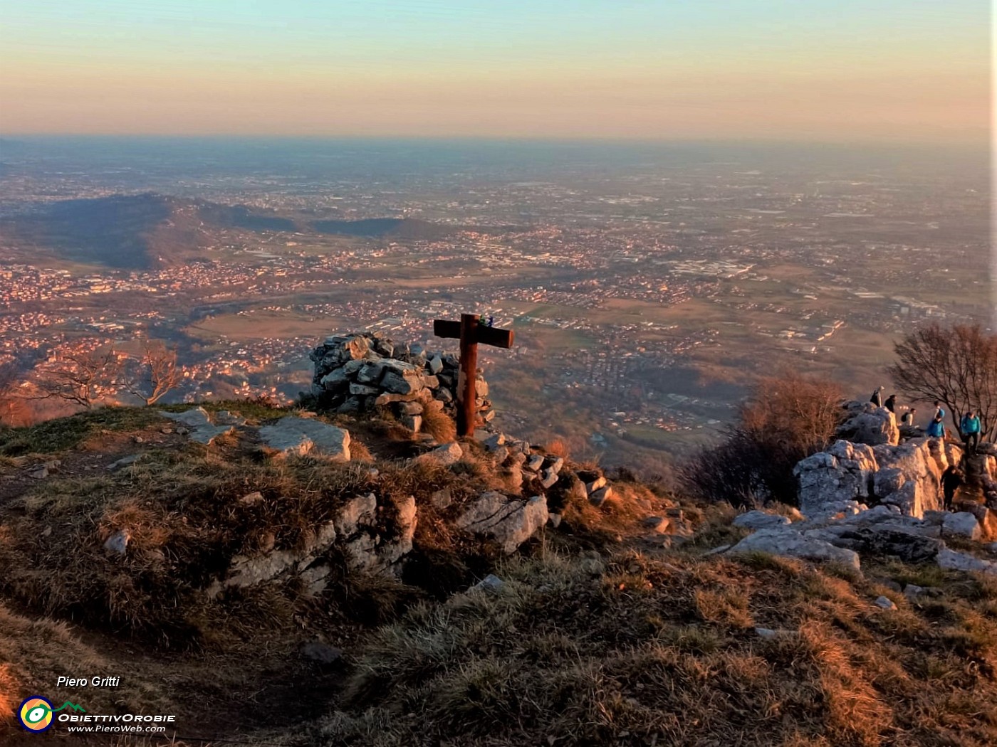 55 In discesa con vista panoramica sulle colline e la pianura.jpg